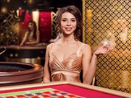မိုဘိုင်းဖြင့် Sportsbook လောင်းကြေး ကြည့်နေသောမြင်ကွင်း